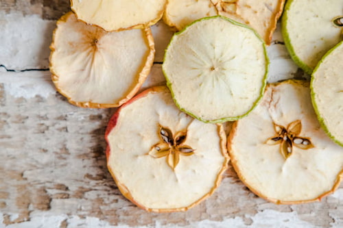 سیب خشک با بافتی ترد و خوش‌ مزه